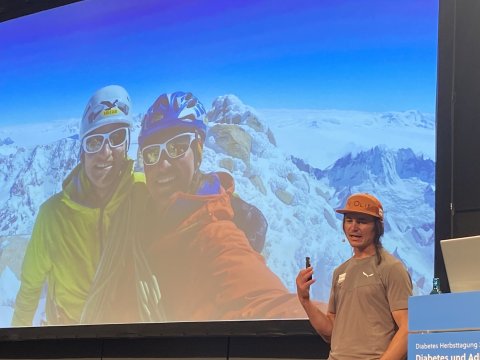 Simon Gietl beim besteigen einer Steilwand.