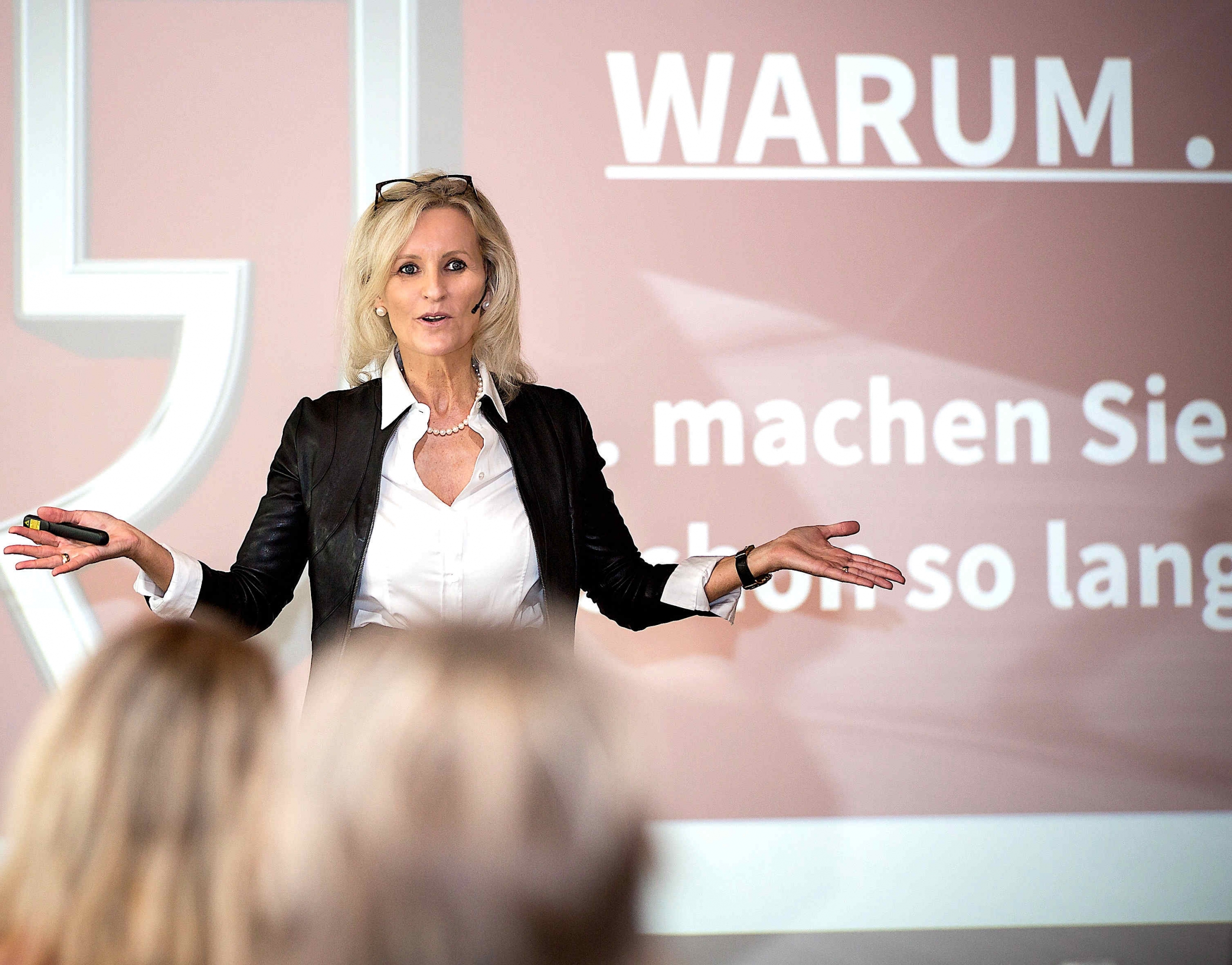 Ulrike Winzer ist Keynote Speakerin, Referentin, IT Expertin, Autorin und Podcasterin. Ihre Themen: Veränderung, Human Resources, Arbeitswelt und Karriere