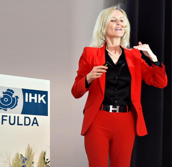 Ulrike Winzer ist Keynote Speakerin, Referentin, IT Expertin, Autorin und Podcasterin. Ihre Themen: Veränderung, Human Resources, Arbeitswelt und Karriere 5