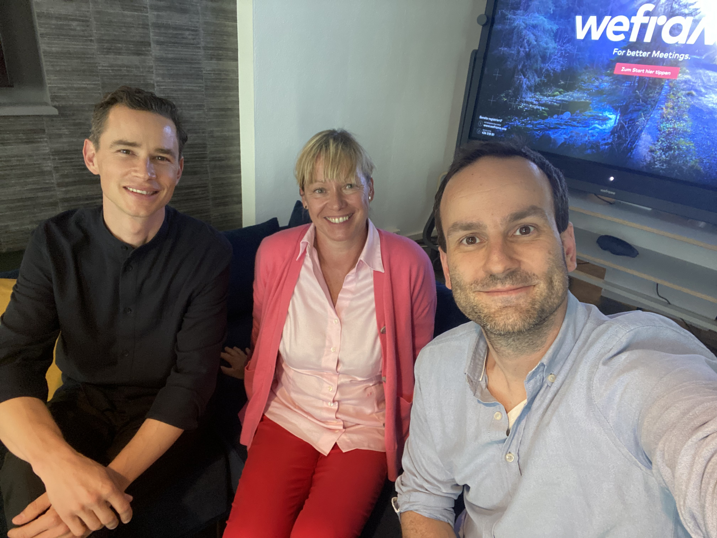 Podcast Andrea Kummer mit Uwe von Grafenstein und Bernhard Kalhammmer bei Geschichten die verkaufen. Bürofoto