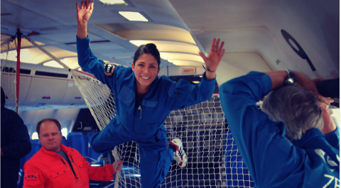 Laura Winterling beim schwerelosen Astronauten-Training.
