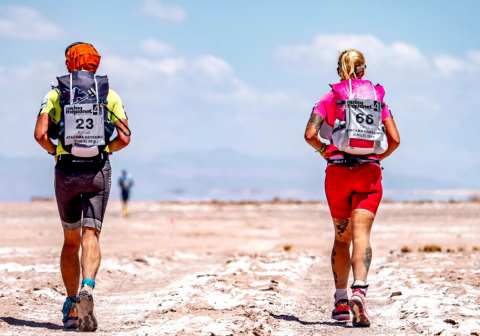 Tanja Schönenborn und Rafael Fuchsgruber beim Extreme-Marathon durch die Wüste.
